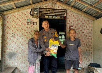 Kepedulian Sosial Polsek Nanga Mahap: Bantuan Beras untuk Lansia di Landau Kumpai