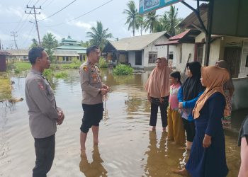 Wilayah Kecamatan Matan Hilir Utara Terdampak Pasang Air Laut, Kapolsek Sampaikan Himbauan Keselamatan Kepada Warga