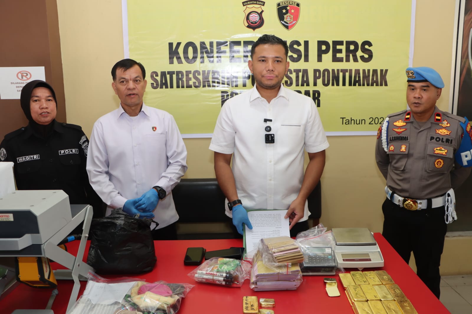 Polresta Pontianak Amankan 47 Batang Emas Ilegal dan 4 Tersangka dalam Penggerebekan