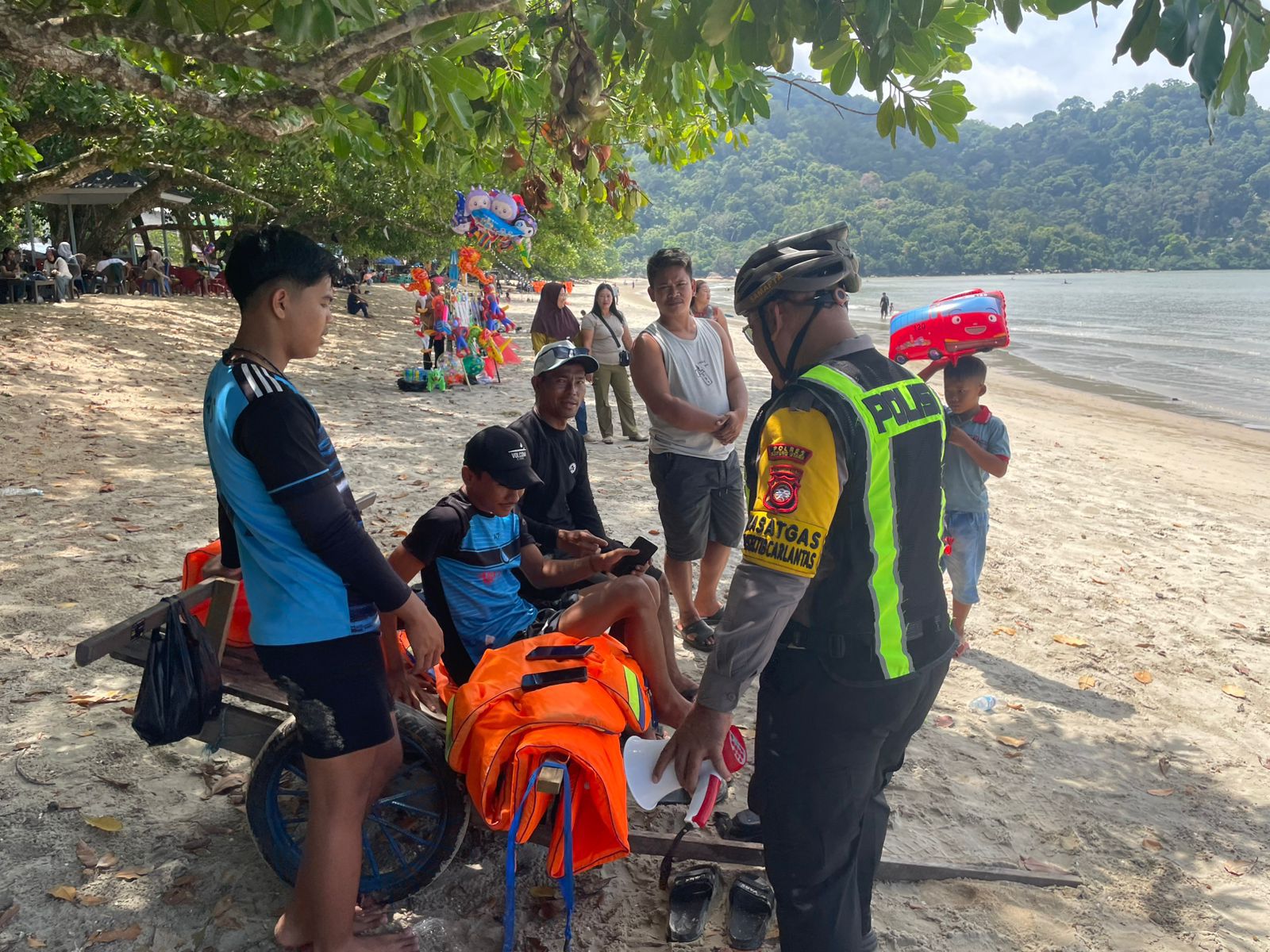Satlantas Polres Kayong Utara Amankan Kawasan Wisata Pantai Pulau Datok, Pengunjung Mulai Meningkat