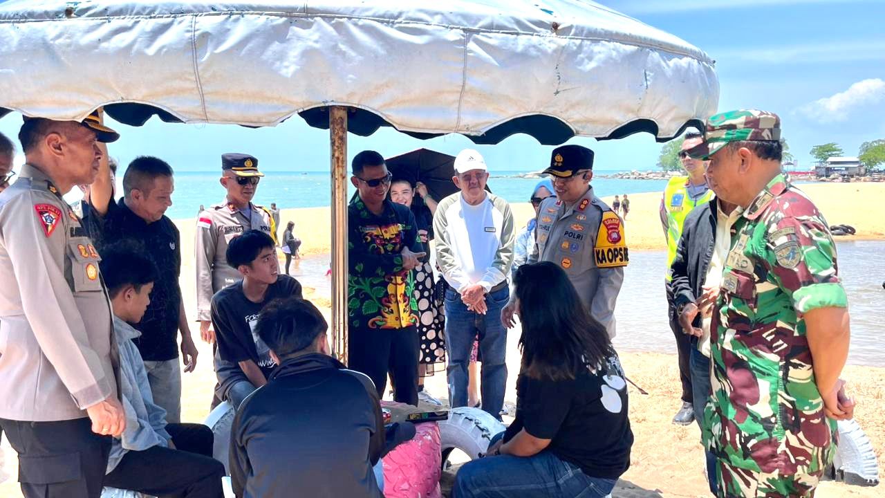 Kapolres Bengkayang Turun ke Pantai Usai Arahan Kapolri, Imbau Pengunjung Utamakan Keselamatan dan Saling Menjaga