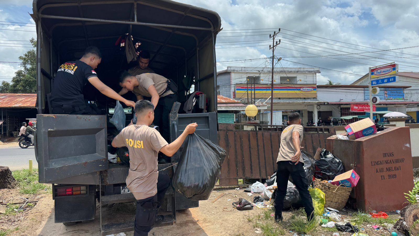 Polres Melawi Sapu Bersih Sampah di Jembatan Melawi II
