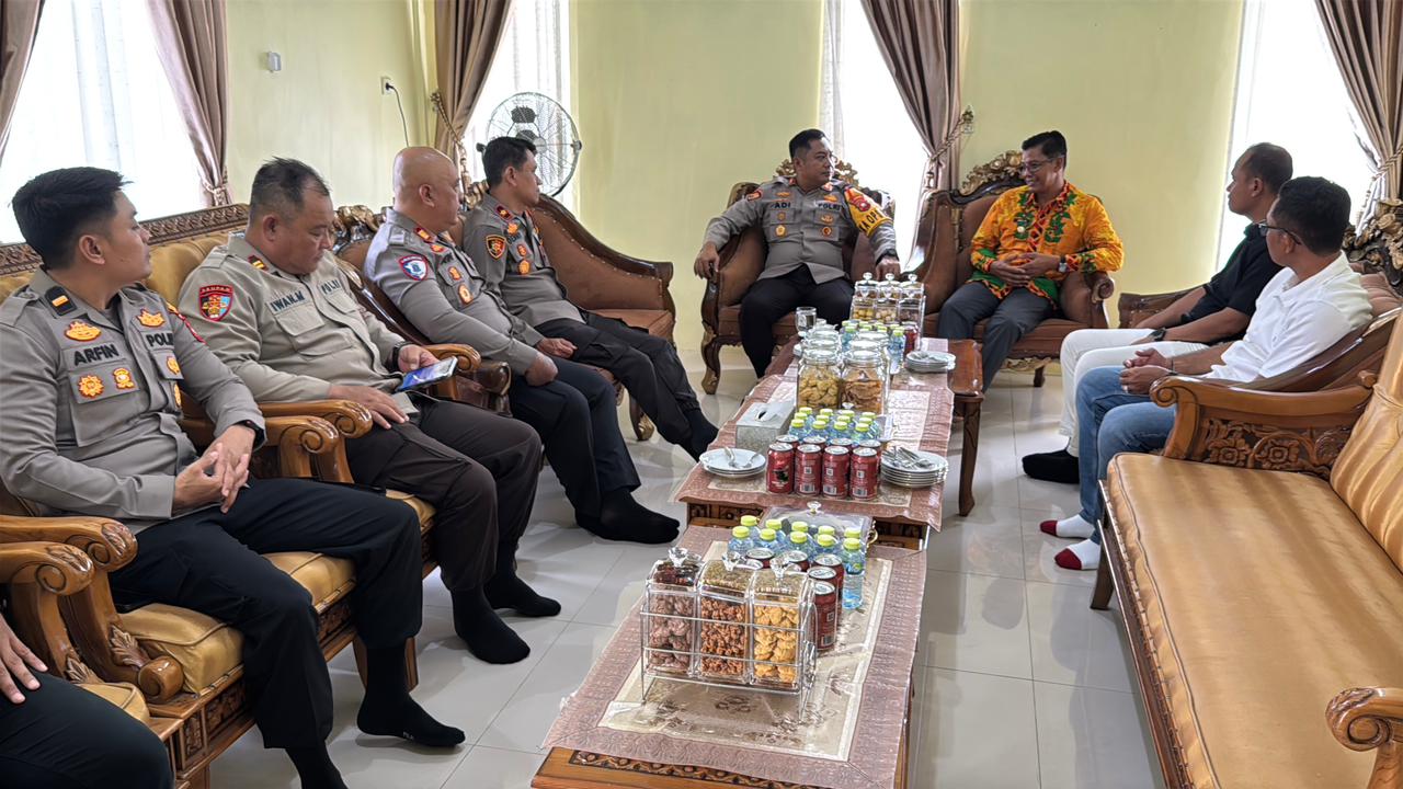Kapolres Kayong Utara Bersama Wakapolres dan PJU Silaturahmi Idul Fitri ke Kediaman Wakil Bupati