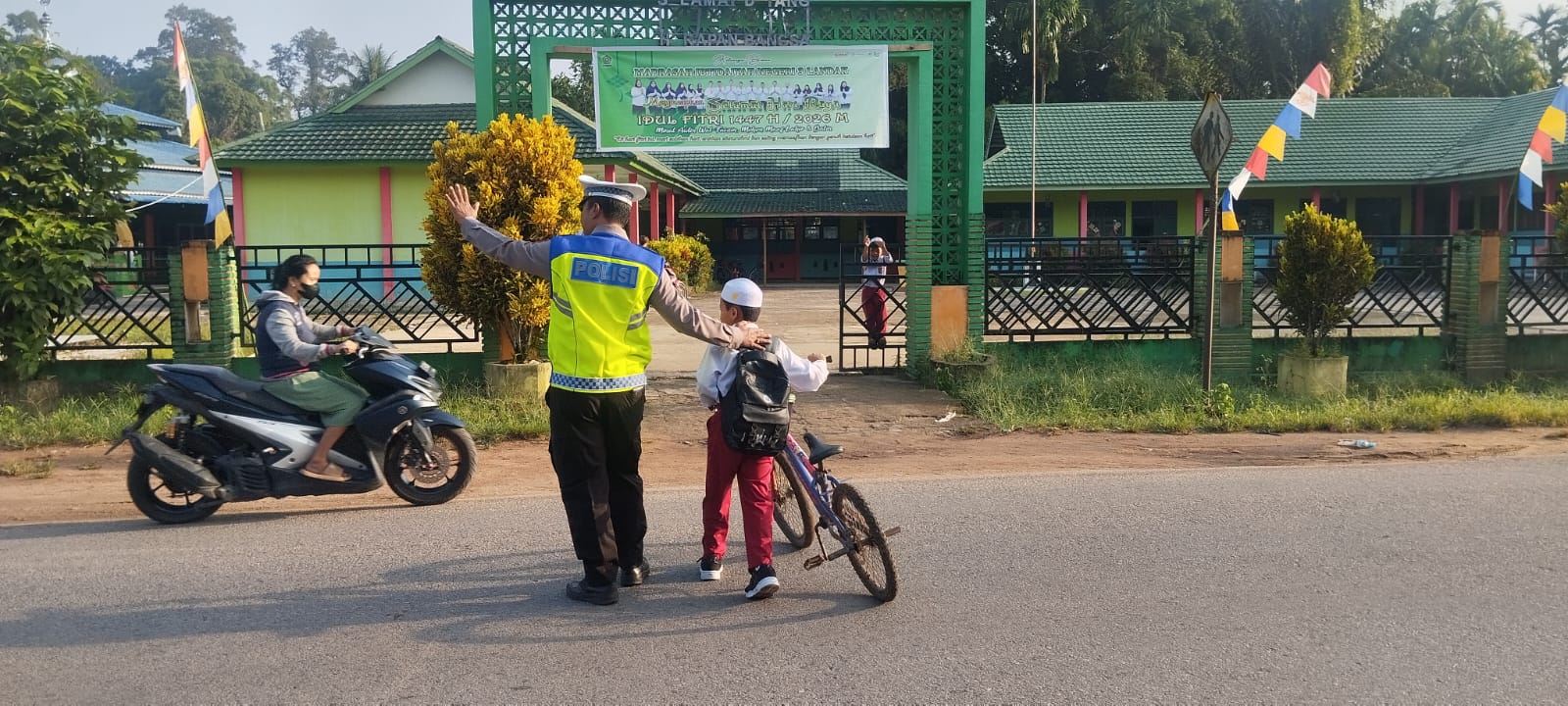 Bentuk Pelayanan Prima, Personel Polsek Mempawah Hulu Laksanakan Strong Point Pagi di Sekolah dan Pasar Karangan