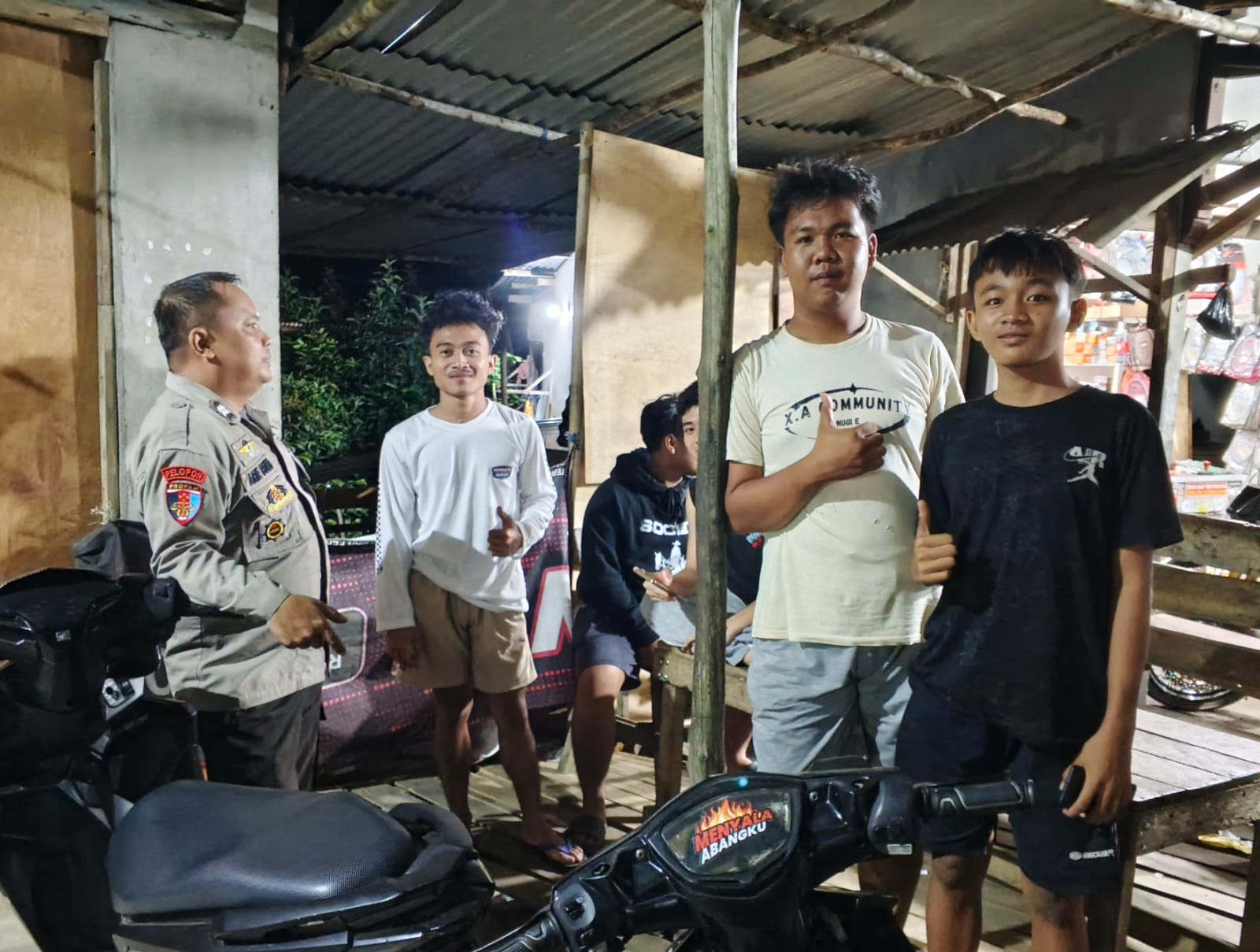 Patroli Malam Polisi Sapa Remaja Nongkrong, Suasana Santai Berubah Penuh Pesan Kamtibmas