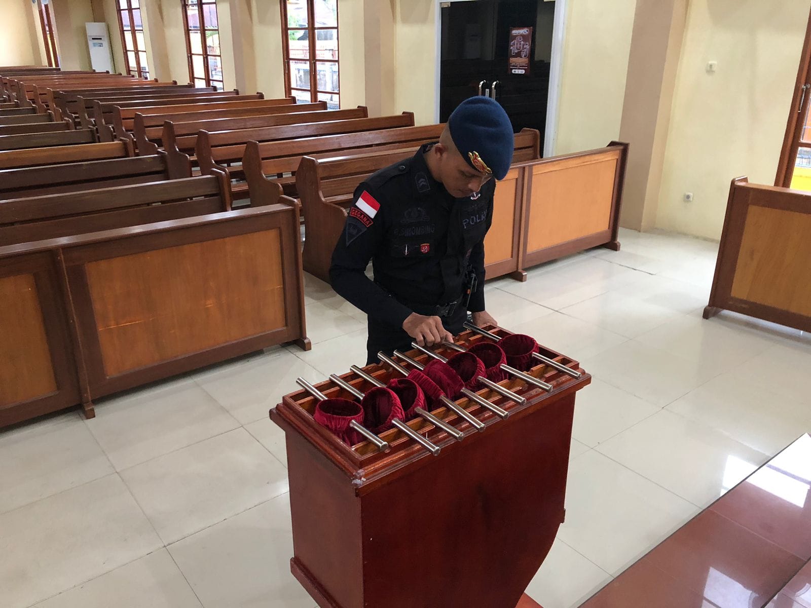 Satbrimob Polda Kalbar lakukan sterilisasi berikan rasa aman dan nyaman kepada masyarakat yang hendak melaksanakan ibadah