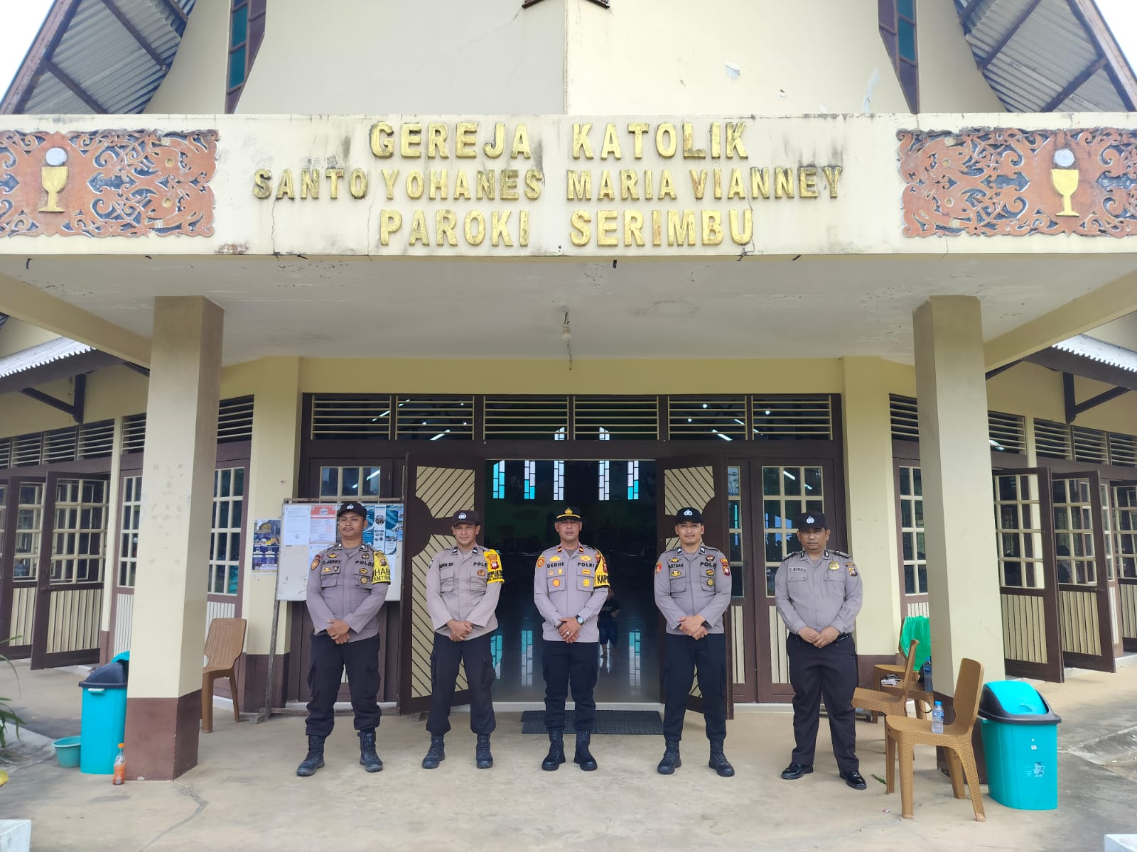 Hadirkan Rasa Aman, Kapolsek Air Besar Pimpin Pengamanan Ibadah Jumat Agung