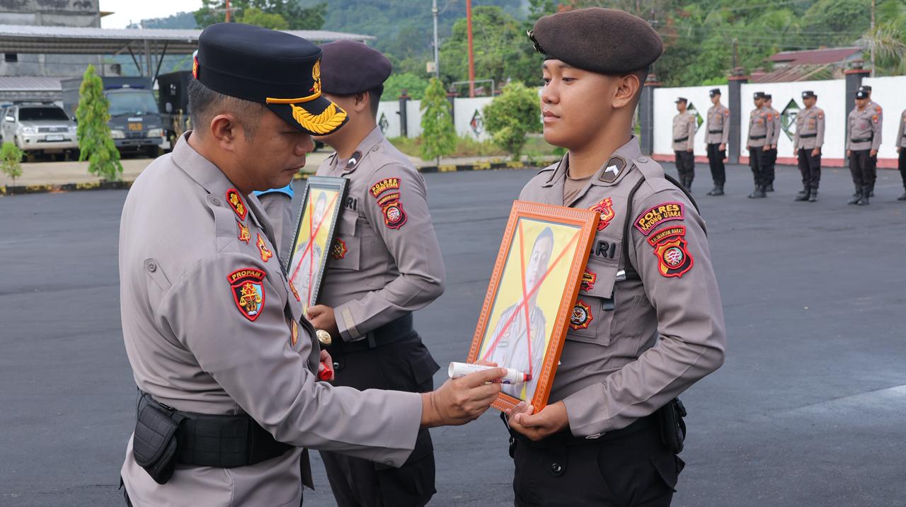 Polres Kayong Utara Gelar Upacara PTDH, Tegaskan Komitmen Penegakan Disiplin dan Integritas