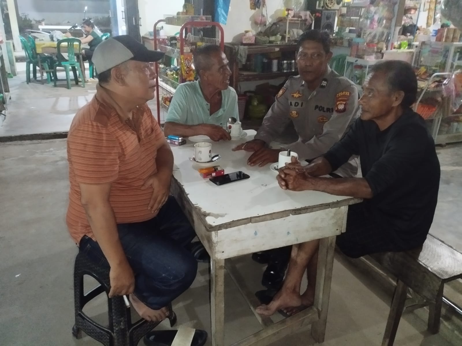 Patroli Malam Polisi Sambangi Warga, Duduk Santai di Warung Sambil Sampaikan Pesan Kamtibmas