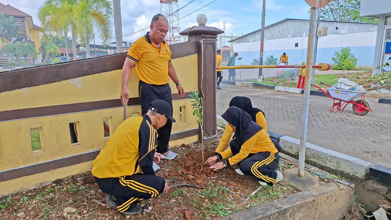 Semangat Kebersamaan di Hari Jumat, Polres Singkawang Gelar Korve Bersihkan Lingkungan Mako 