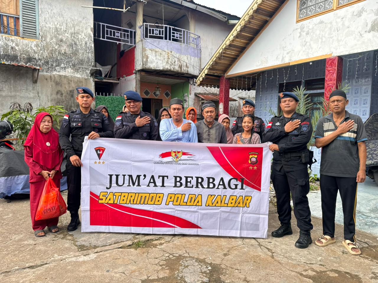 Satbrimob Polda Kalbar kembali menunjukkan kepeduliannya terhadap masyarakat