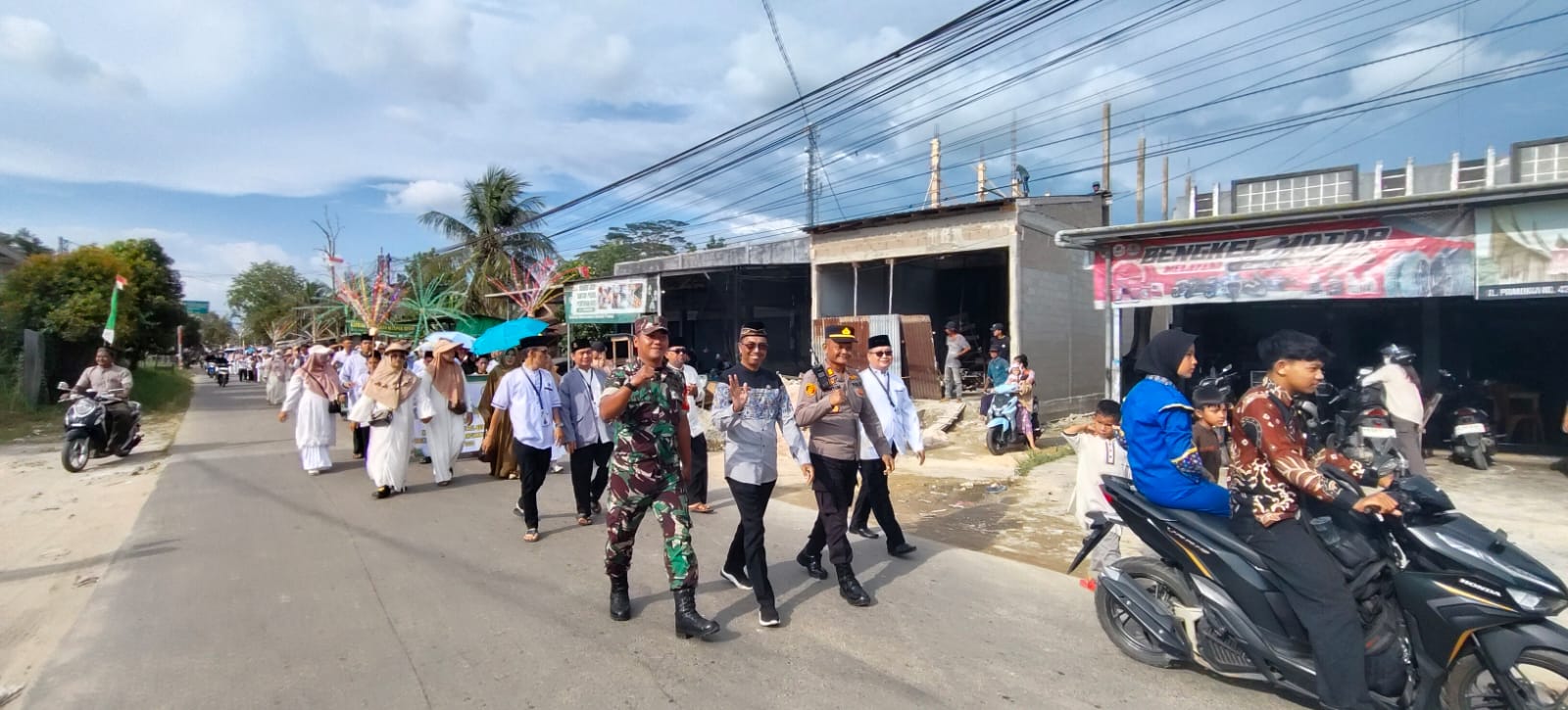Iring-iringan Pawai MTQ Padati Jalan, Polsek Singkawang Utara Siaga Mengawal