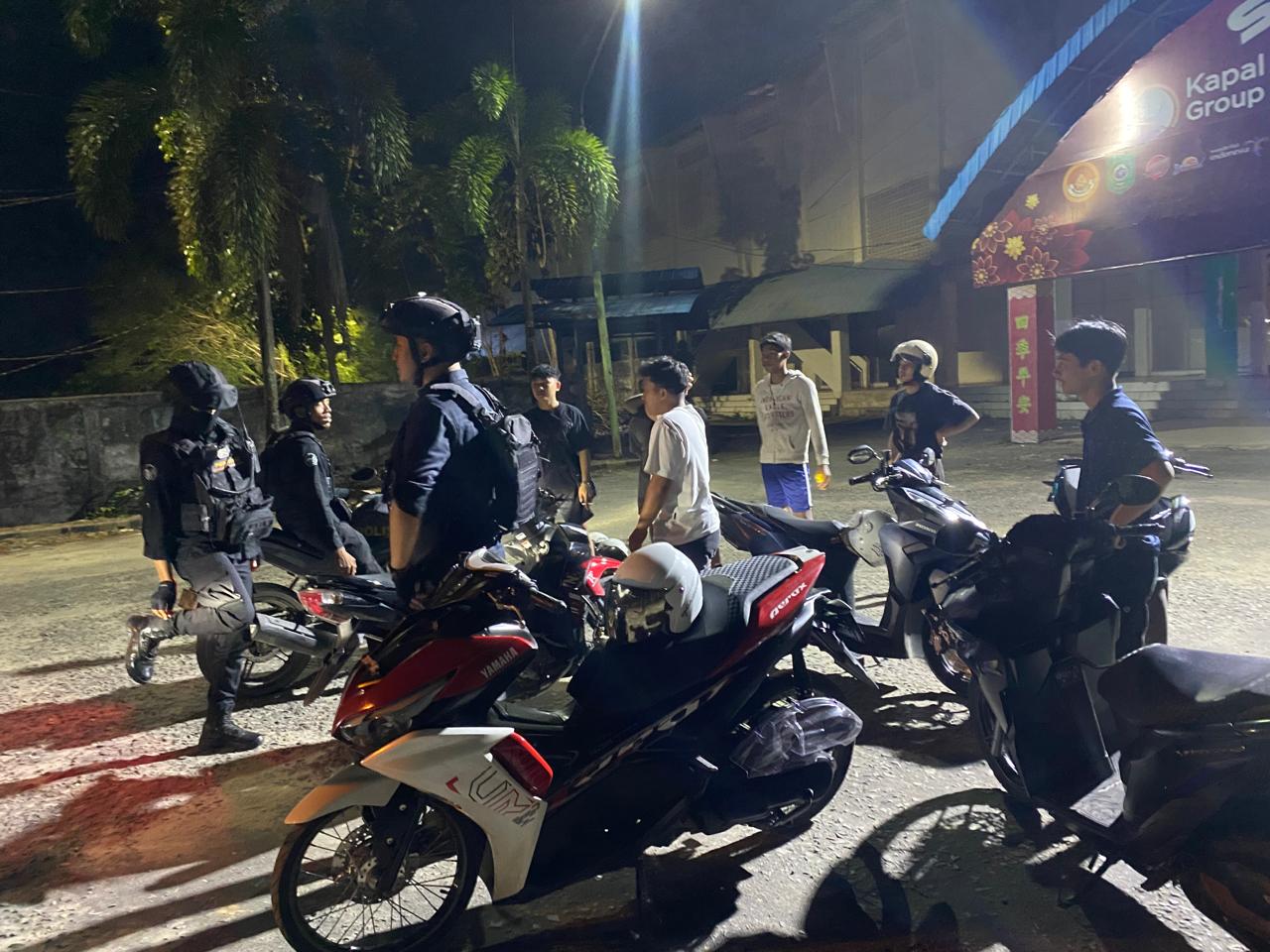 Patroli Perintis Presisi Sat Samapta Polres Singkawang Jaga Kondusifitas Kota di Malam Hari