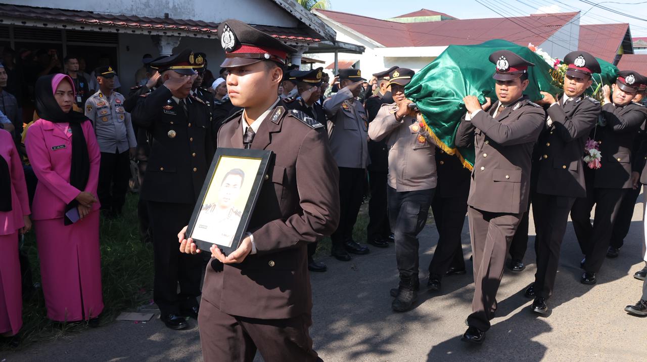 Upacara Pemakaman AIPDA Iwan Setiawan, Wujud Penghormatan Terakhir atas Dedikasi dan Pengabdian