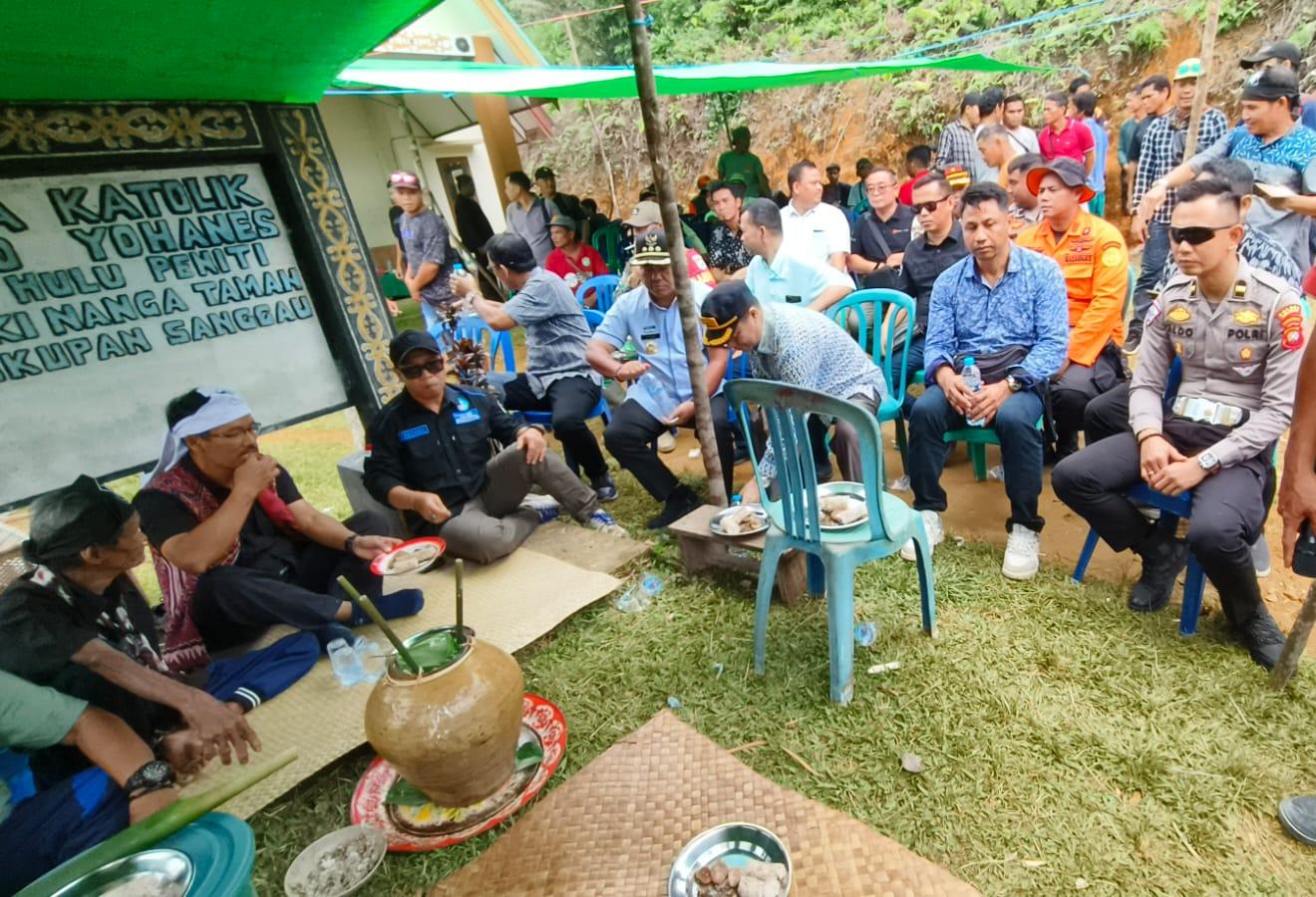 Pasca Insiden Helikopter PK-CFX di Nanga Taman, Masyarakat Gelar Ritual Adat