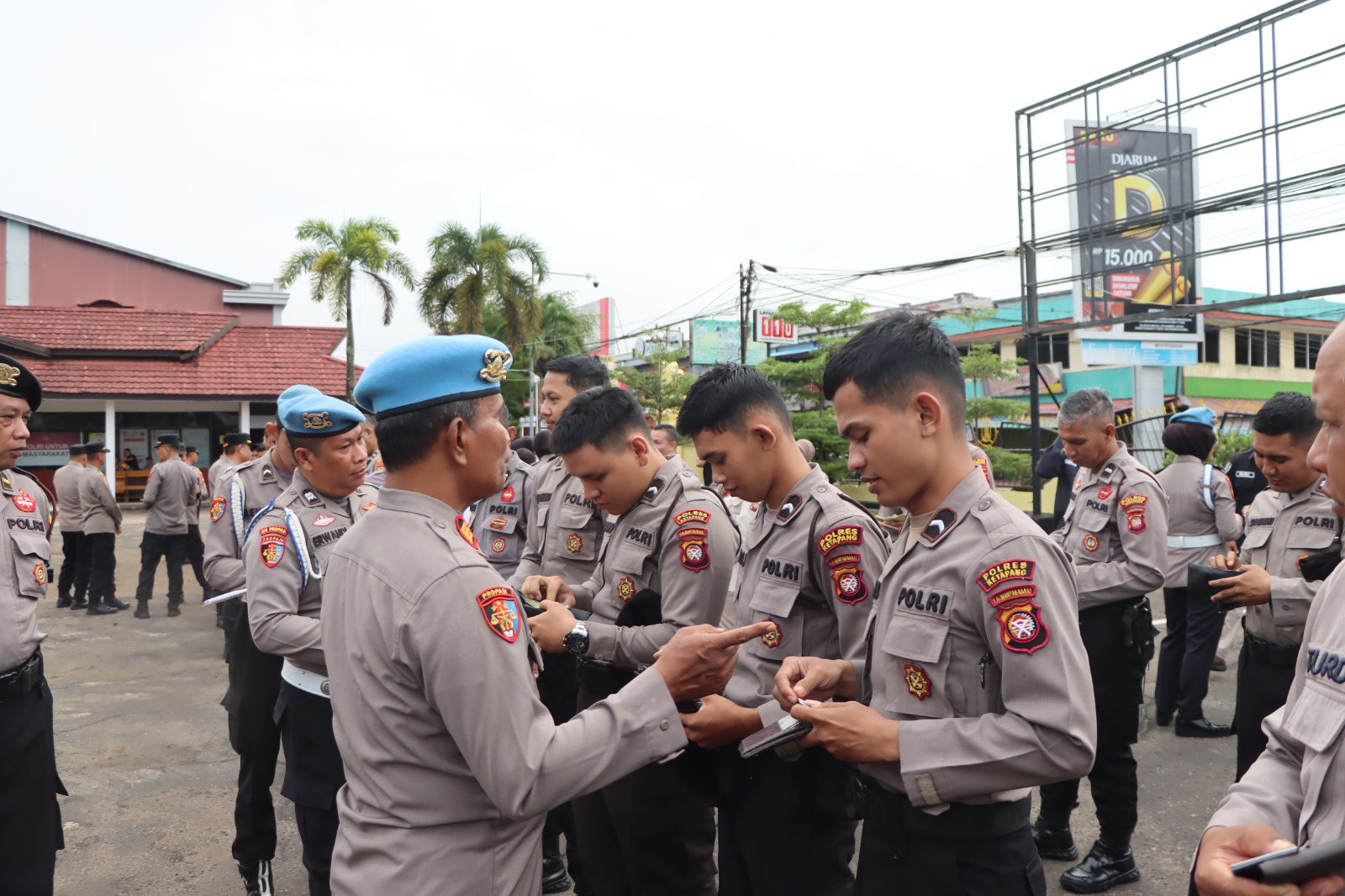 Tingkatkan Disiplin dan Profesionalitas, Propam Polres Ketapang Laksanakan Gaktiblin di halaman Mapolres Ketapang.