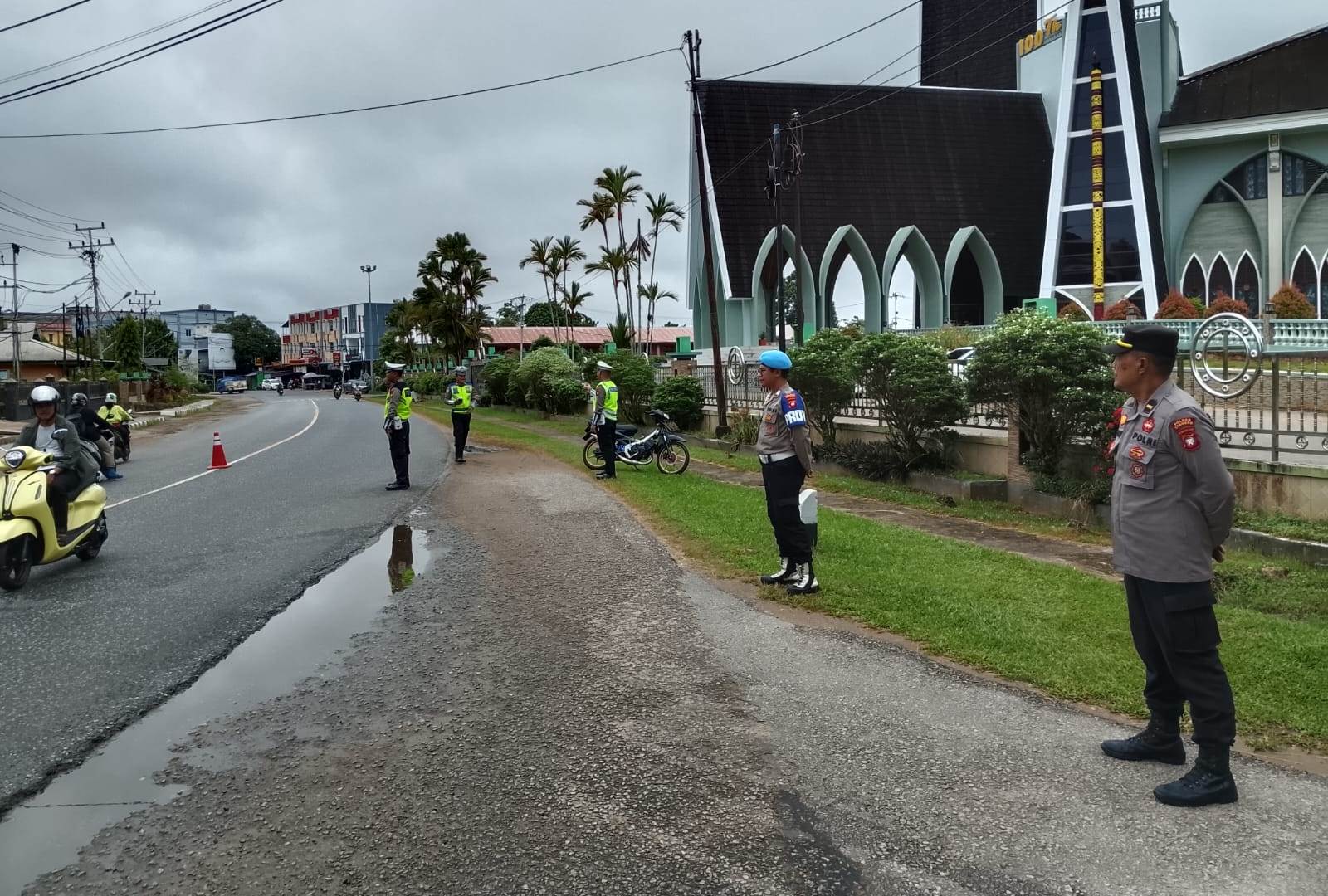 Wujud Pelayanan Polri, Ibadah Misa Krisma di Sanggau Berlangsung Kondusif