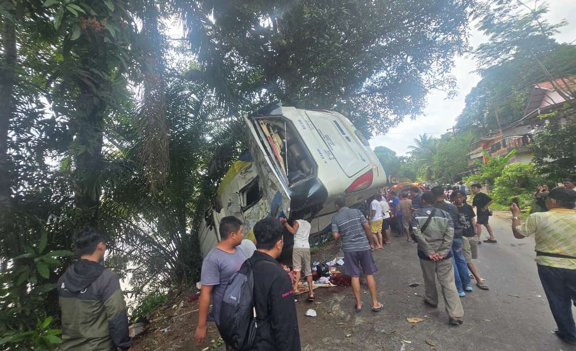 Bus Diduga Alami Rem Blong, Kecelakaan di Turunan Penyeladi Sanggau Tewaskan Satu Penumpang dan Lukai Puluhan Orang