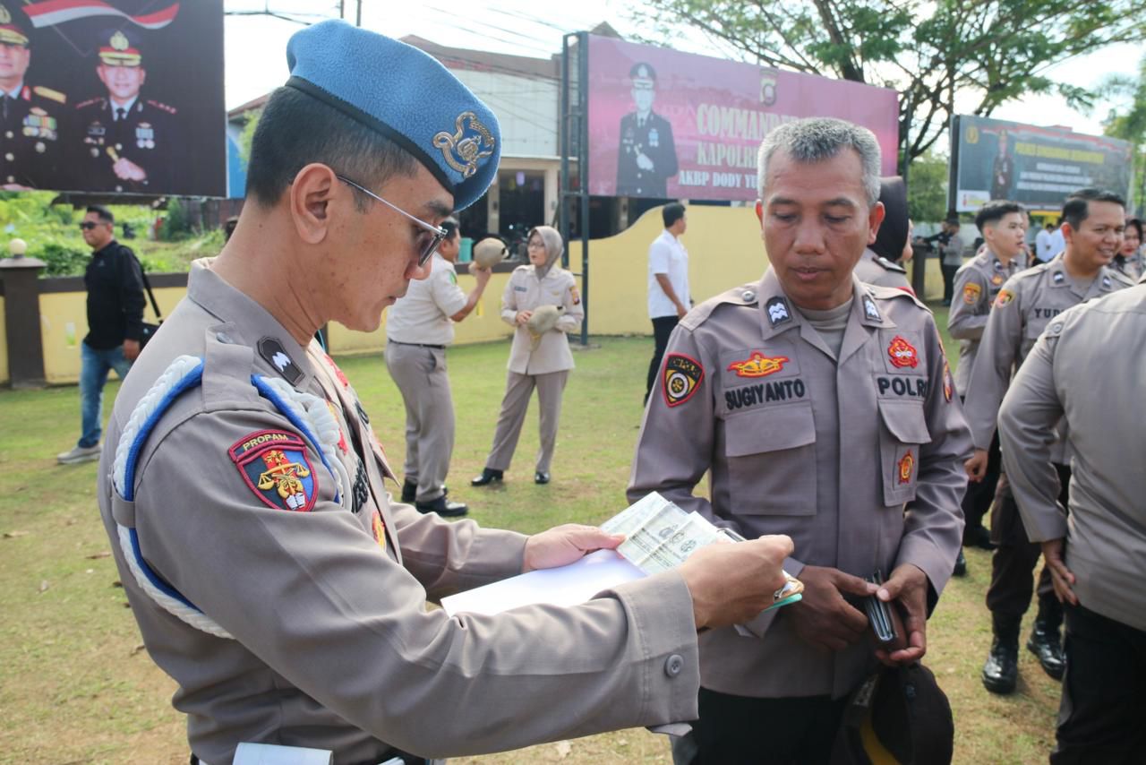 Sipropam Polres Singkawang Laksanakan Giat Gaktiblin Kepada Personel Polres Singkawang di Halaman Apel