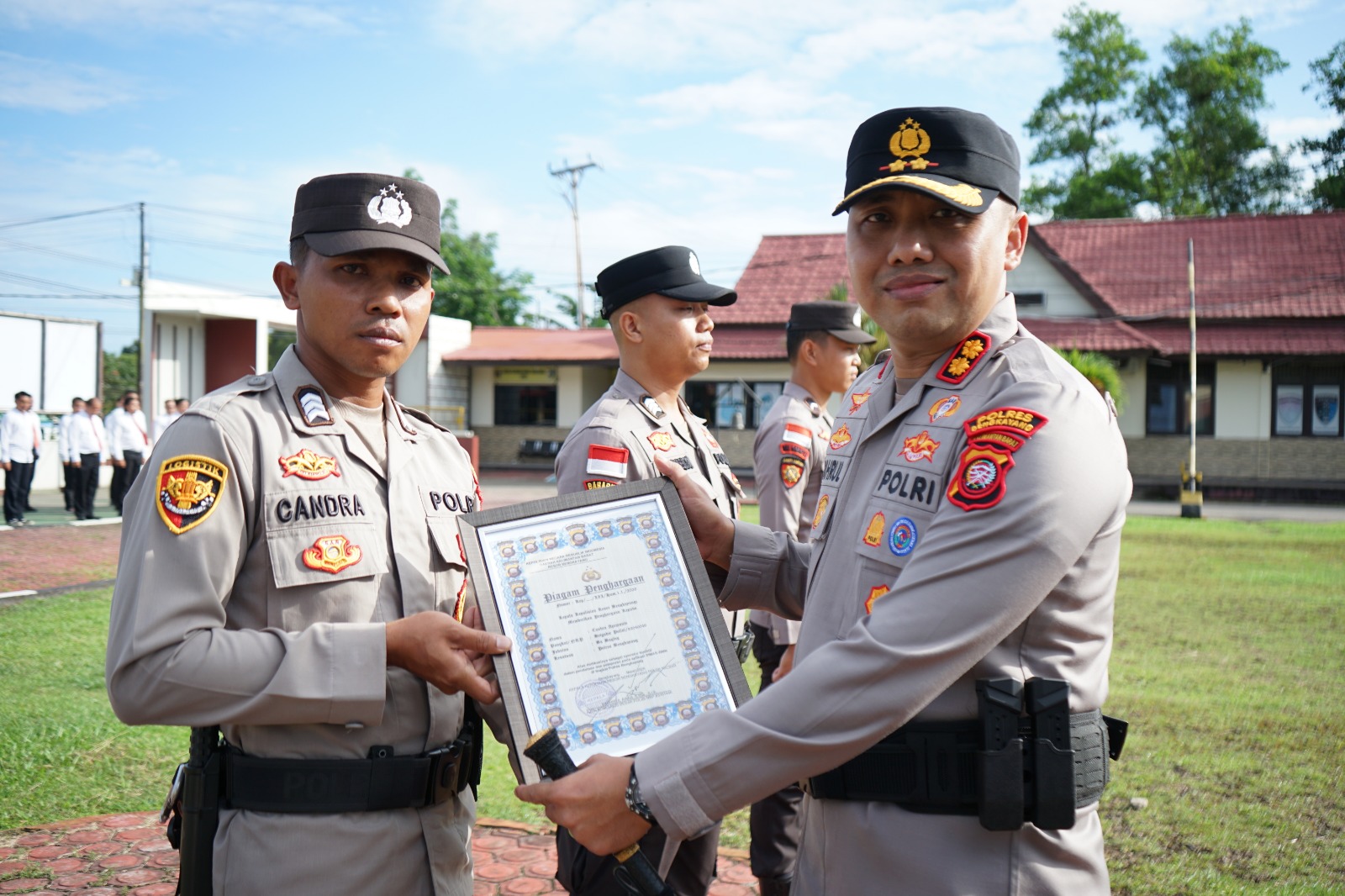 Kapolres Bengkayang Beri Penghargaan Personel Berprestasi, Dorong Profesionalisme dan Inovasi