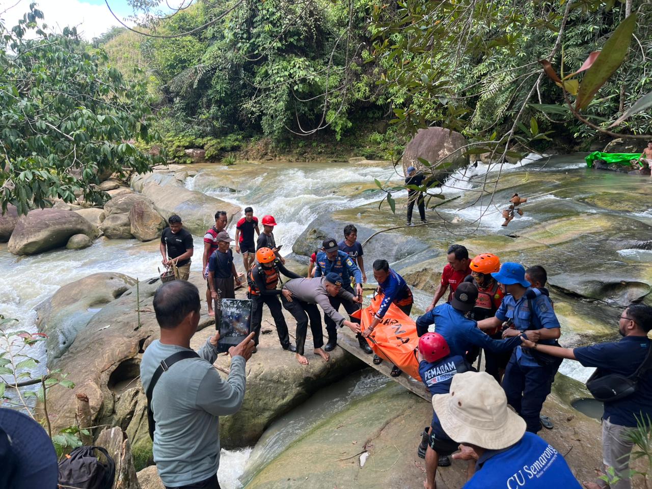 Satbrimob Polda Kalbar bersama tim gabungan berhasil menemuka korban yang dilaporkan hilang akibat terseret arus deras disalah satu lokasi wisata di Provinsi Kalbar