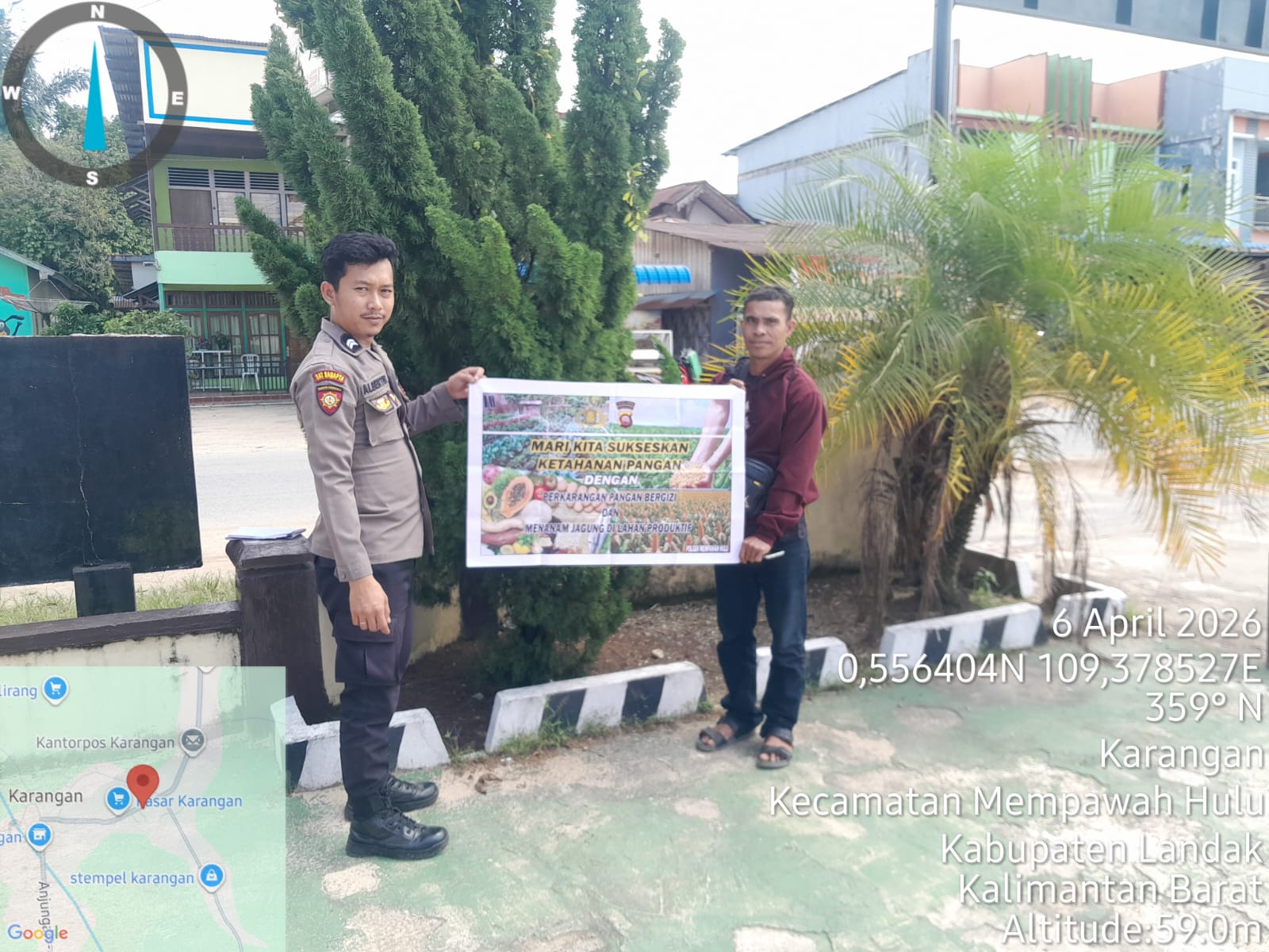 Personel Polsek Mempawah Hulu mengajak masyarakat untuk mensukseskan program ketahanan pangan nasional melalui kegiatan penanaman jagung