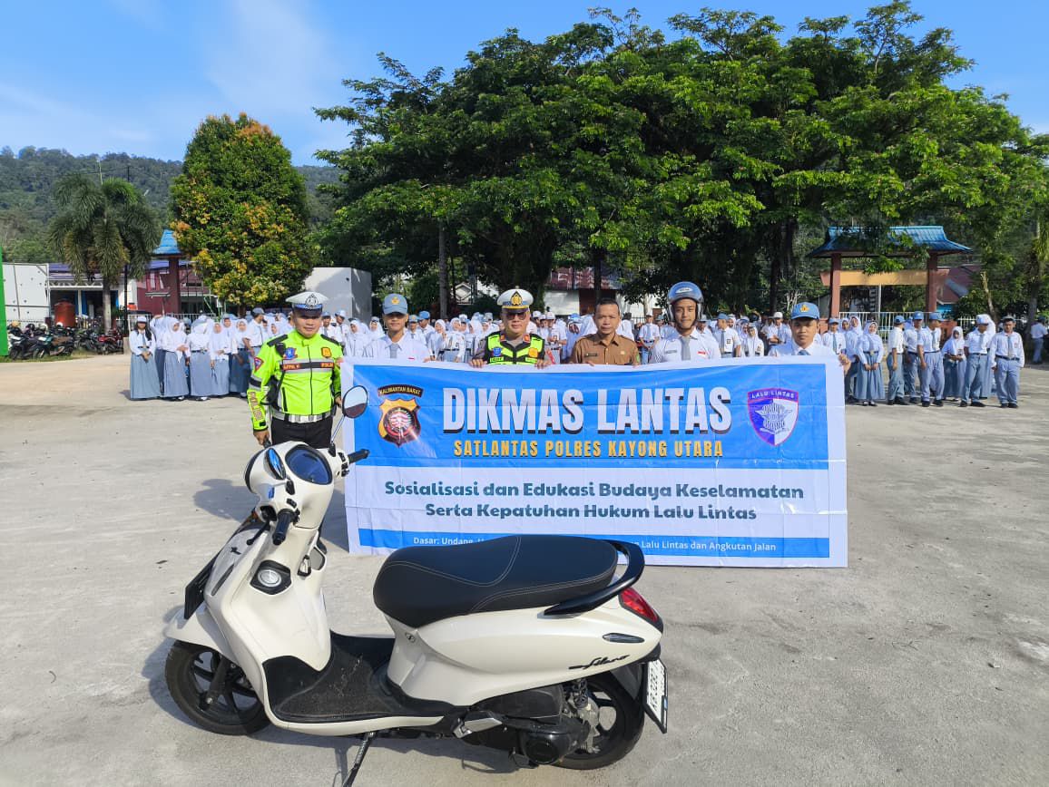 Police Go To School: Satlantas Polres Kayong Utara Edukasi Pelajar Tertib Berlalu Lintas Sejak Dini di SMK 1 Sukadana