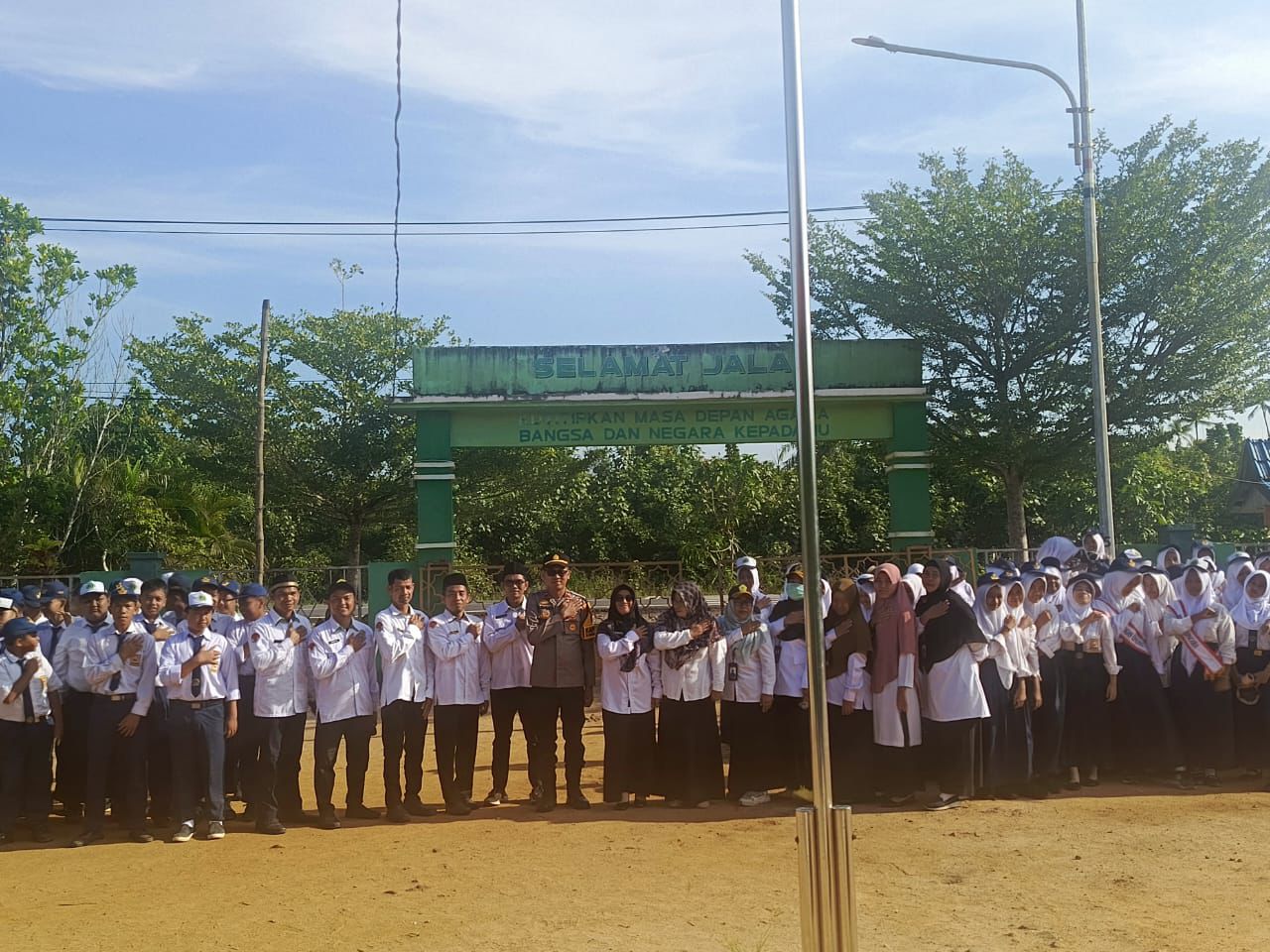 Kapolsek Simpang Hilir Pimpin Upacara di MTs 01, Sampaikan Edukasi Anti Bullying dan Tertib Lalu Lintas