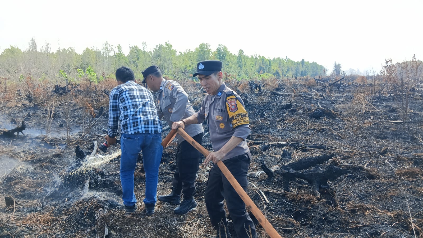 Gerak Cepat Polsek Singkawang Selatan Kendalikan Karhutla, Asap di Lahan Gambut Masih Dipantau.