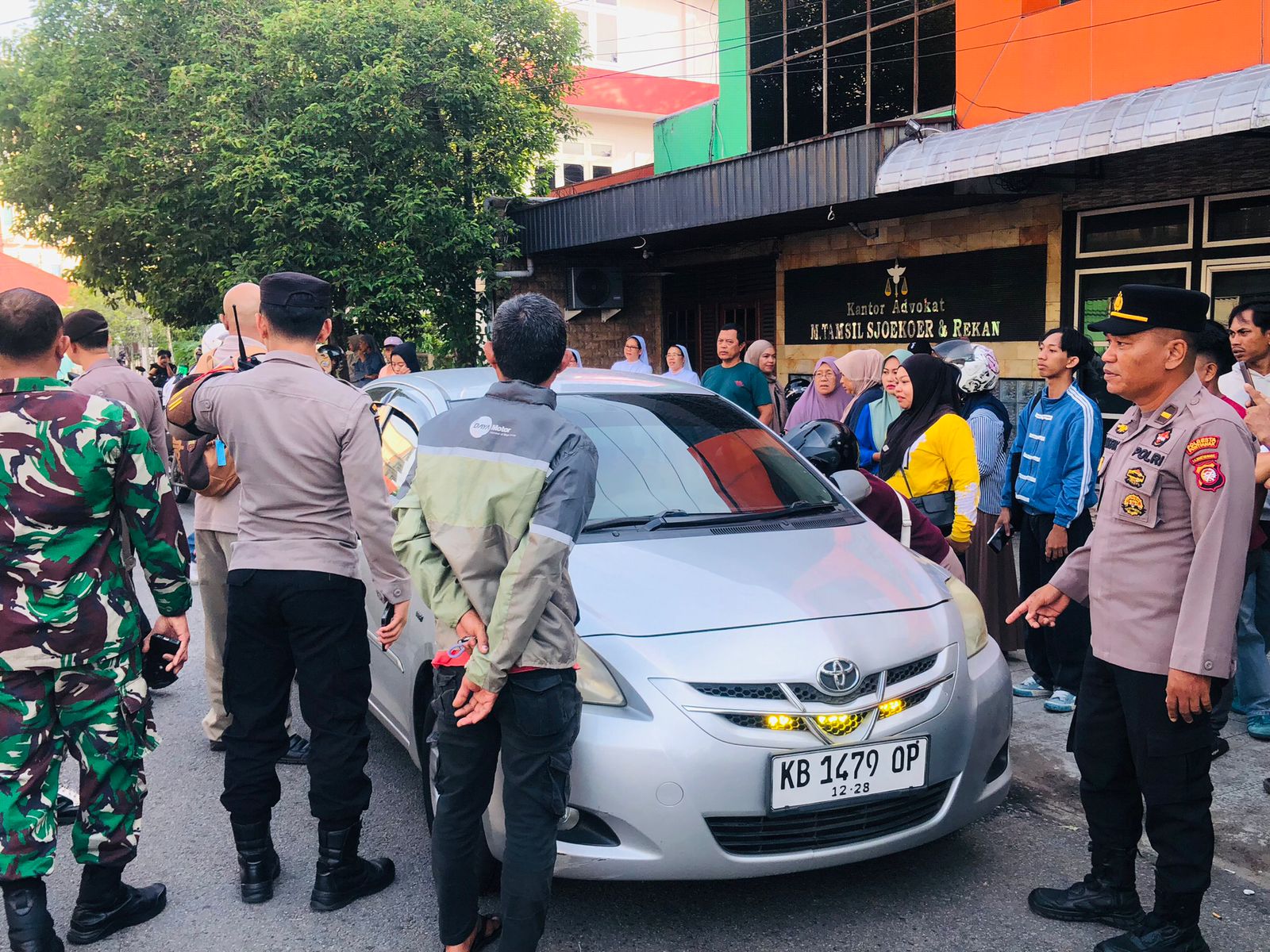Polsek Pontianak Kota Respon Cepat Aduan Warga, Temukan Pria Meninggal di Dalam Mobil