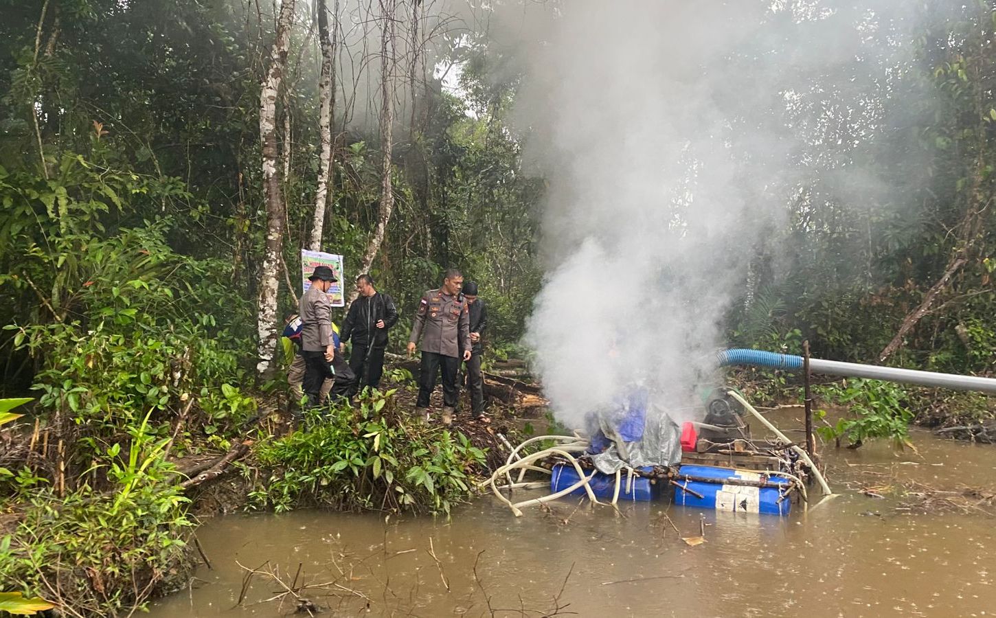 Operasi Gabungan Tertibkan PETI di Tayan Hulu, Aparat Musnahkan Peralatan Tambang Ilegal