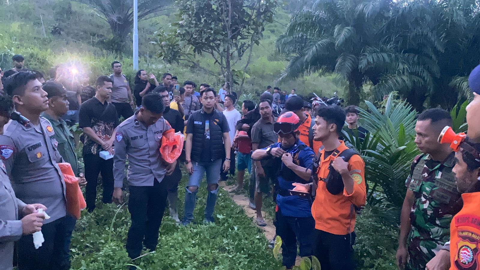 Berkat Kesigapan dan Kerjasama Dengan Semua Tim Gabungan , Polda Kalbar Berhasil Temukan Helikopter PK-CFX yang sebelumnya Dinyatakan hilang kontak