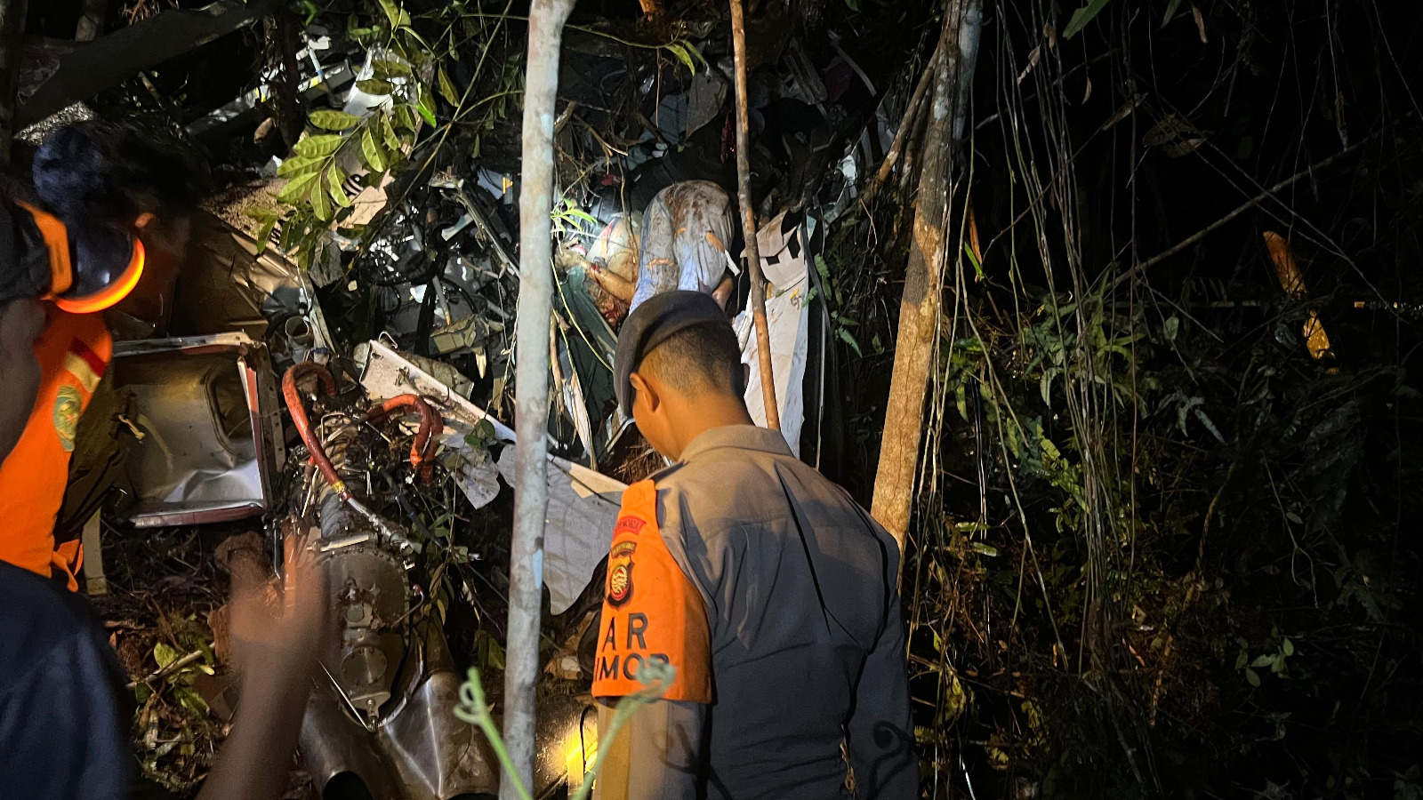 Satbrimob Polda Kalbar berhasil menemukan lokasi jatuhnya helikopter yang dinyatakan lost contact di kawasan Bukit Puntak, Desa Nanga Taman