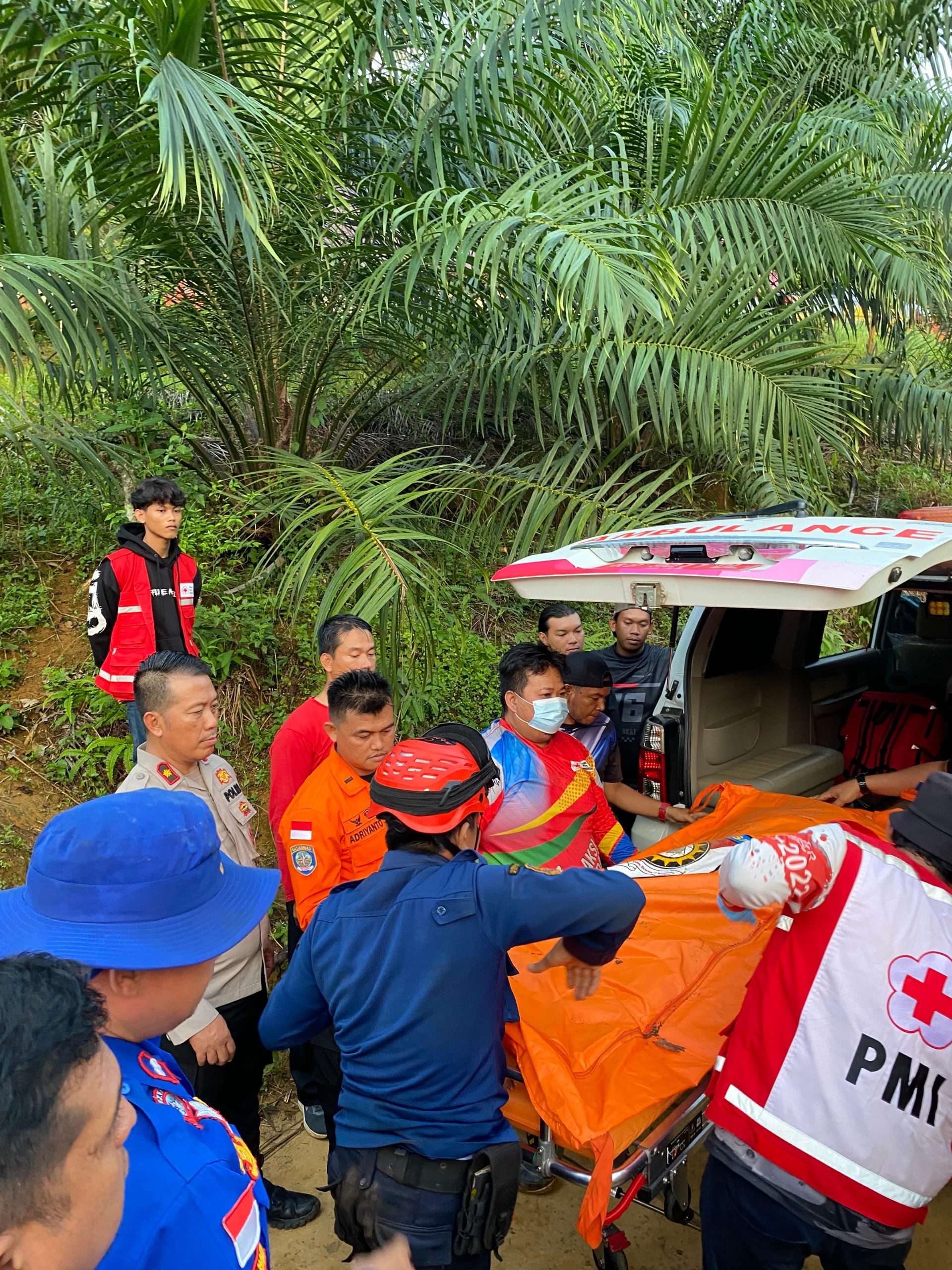 Evakuasi Dramatis Korban Laka Udara Helikopter PK-CFX di Sekadau, Tim Gabungan Tempuh Medan Terjal di Tengah Malam