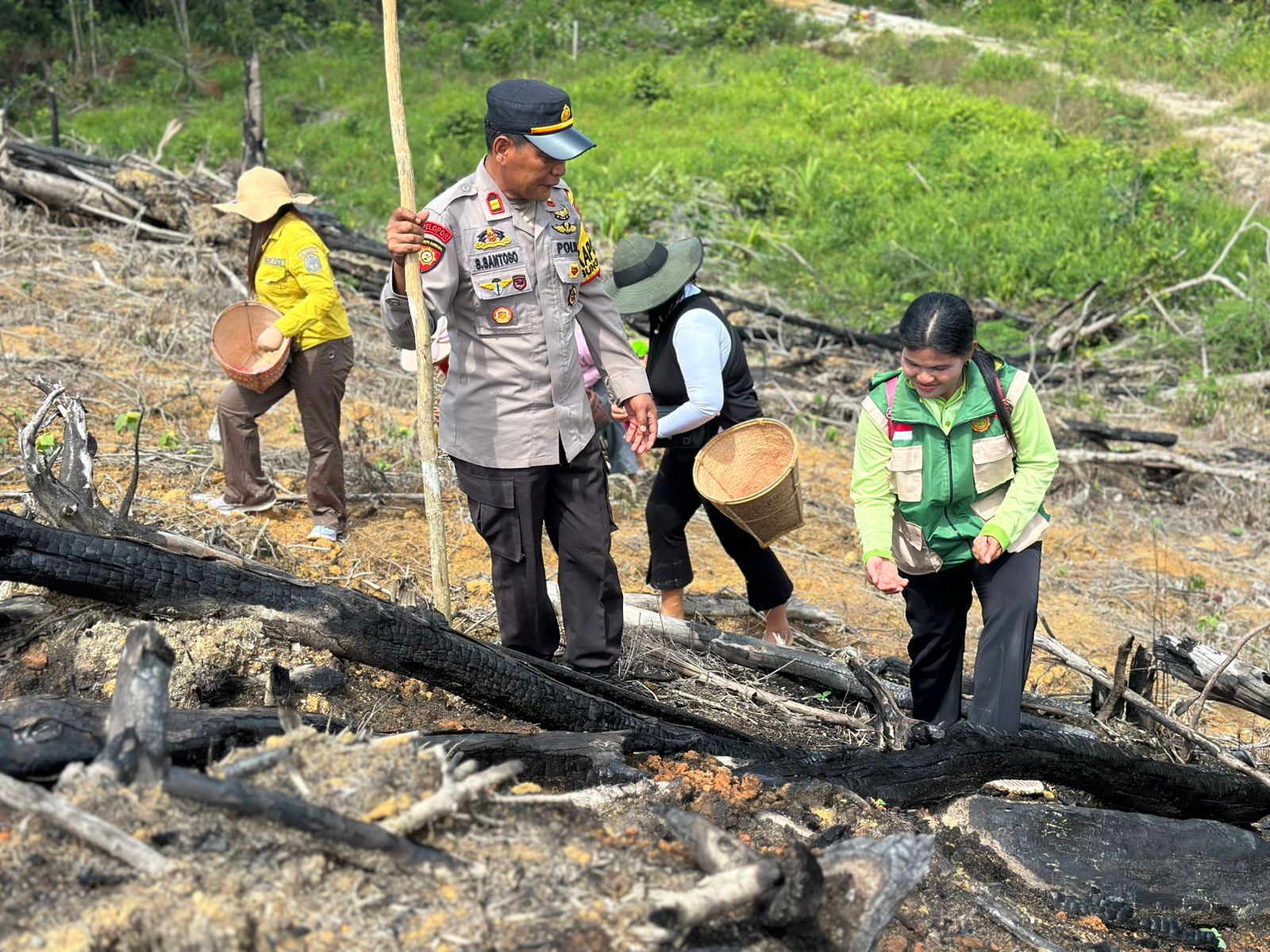 Dukung Program Ketahanan Pangan, Kapolsek Sungai Laur Pimpin Penanaman Bibit Jagung Hibrida