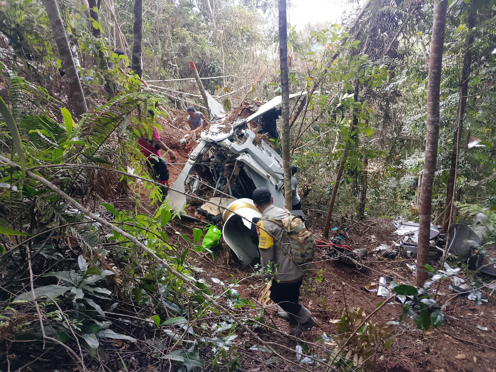 Polri Kawal Olah TKP dan Investigasi Kecelakaan Helikopter PK-CFX di Nanga Taman