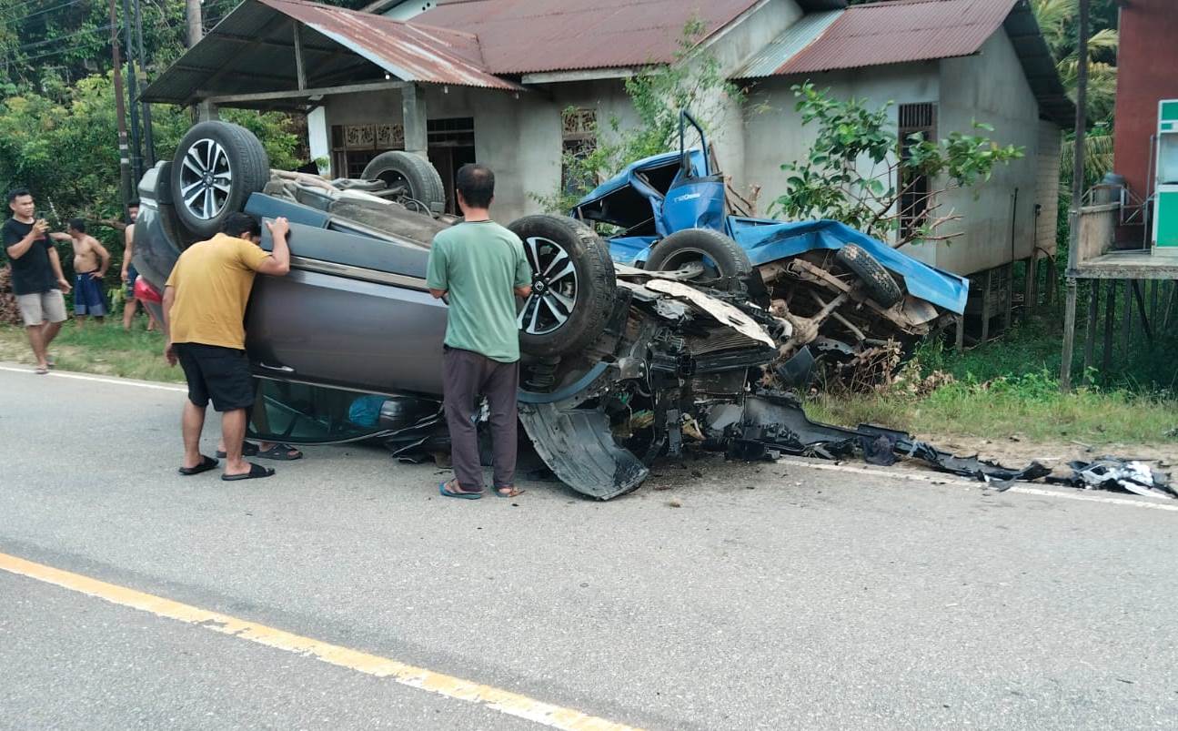 Tabrakan di Jalan Raya Beduai, Honda CR-V Hantam Pick Up Terparkir, Dua Kendaraan Rusak Berat