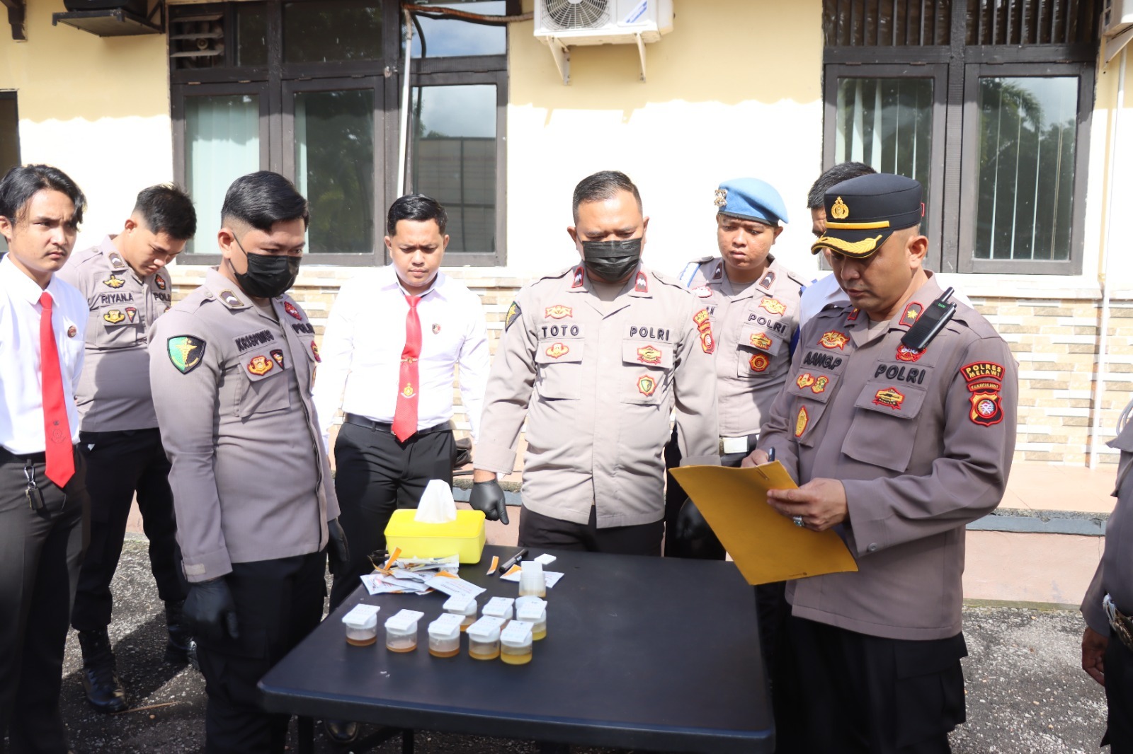 Puluhan Personel Polres Melawi Jalani Tes Urine, Propam Polda Kalbar Lakukan Pemeriksaan Disiplin