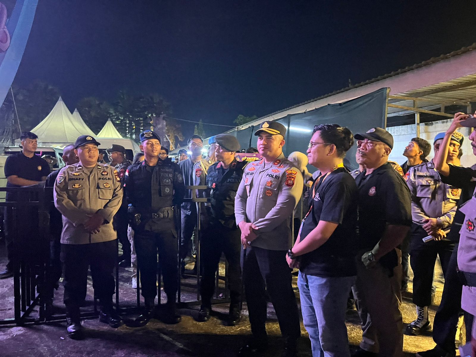 Satbrimob Polda Kalbar kembali menunjukan aksinya dengan melaksanakan pengamanan berikan rasa aman dan nyaman kepada masyarakat di festival musik yang di selenggarakan di Provinsi Kalbar