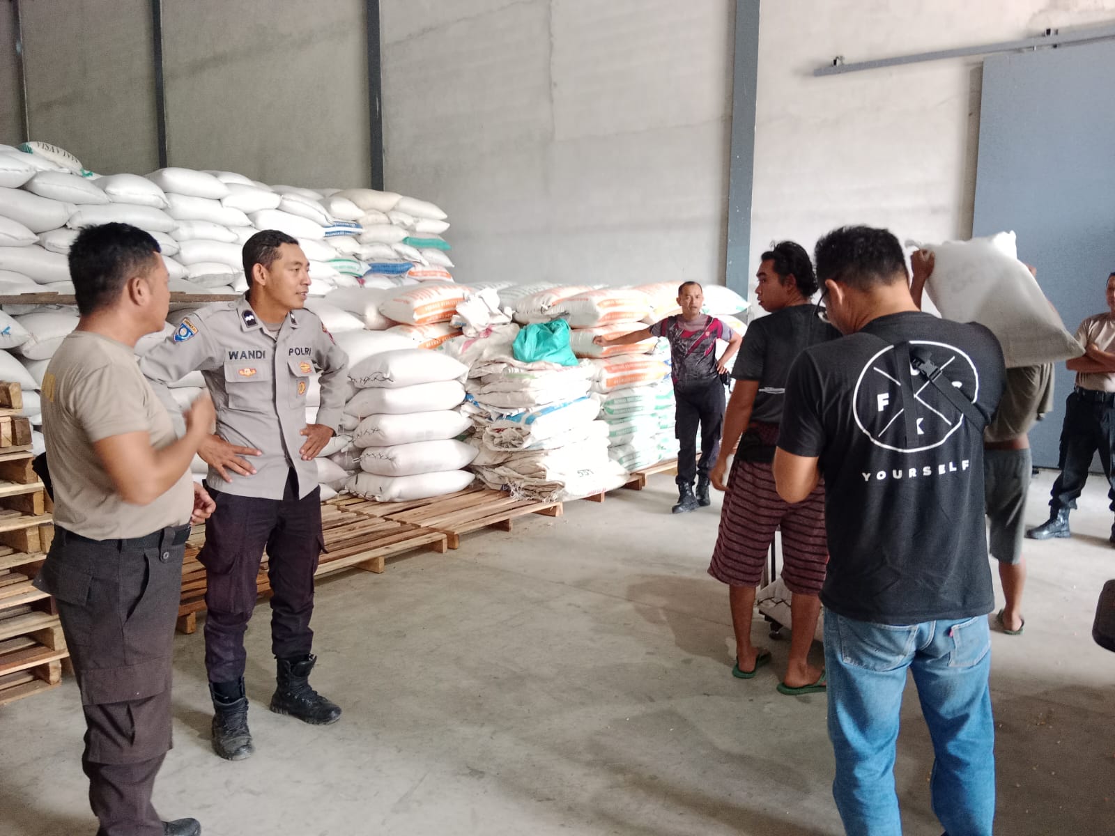 Polisi Hadir Kawal Distribusi Jagung, Pastikan Hasil Panen Petani Tersalurkan dengan Aman