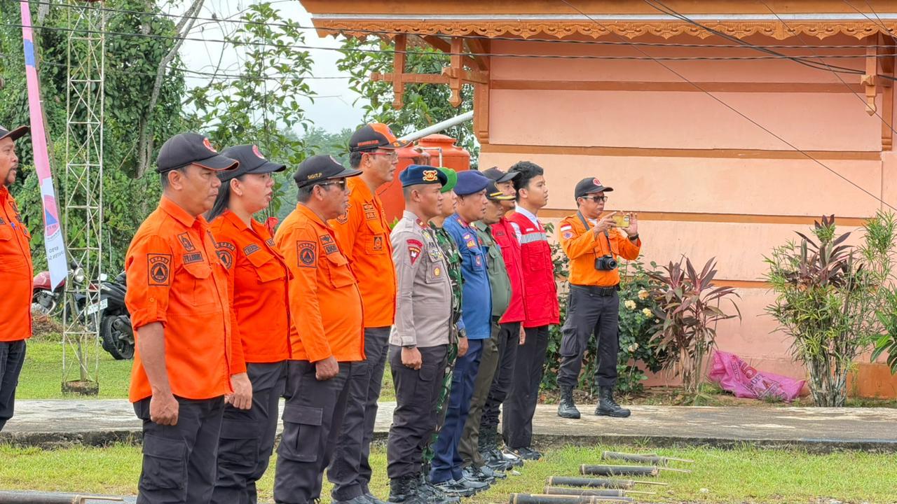 Satbrimob Polda Kalbar ikuti Apel Hari Kesiapsiagaan Bencana (HKB) Tahun 2026 yang dilaksanakan di halaman kantor BPBD Kabupaten Sanggau