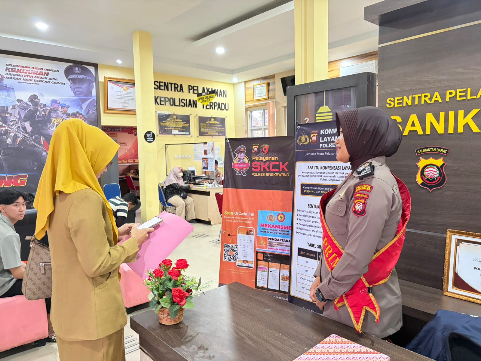 Sentuhan Humanis Polwan di SPKT Polres Singkawang, Wujudkan Pelayanan Ramah dan Profesional