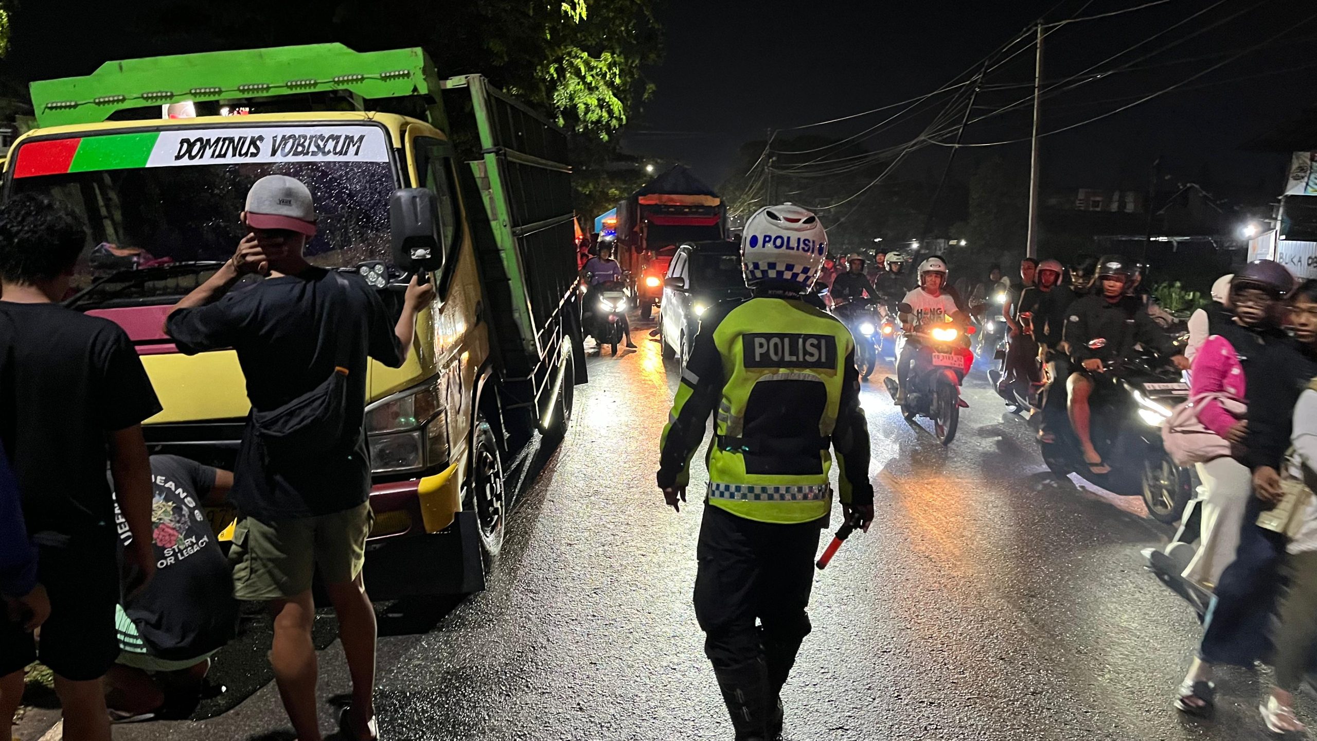 Unit Lantas Polsek Pontianak Timur Datangi TKP Laka Tunggal Truk Fuso di Jalan Sultan Hamid II
