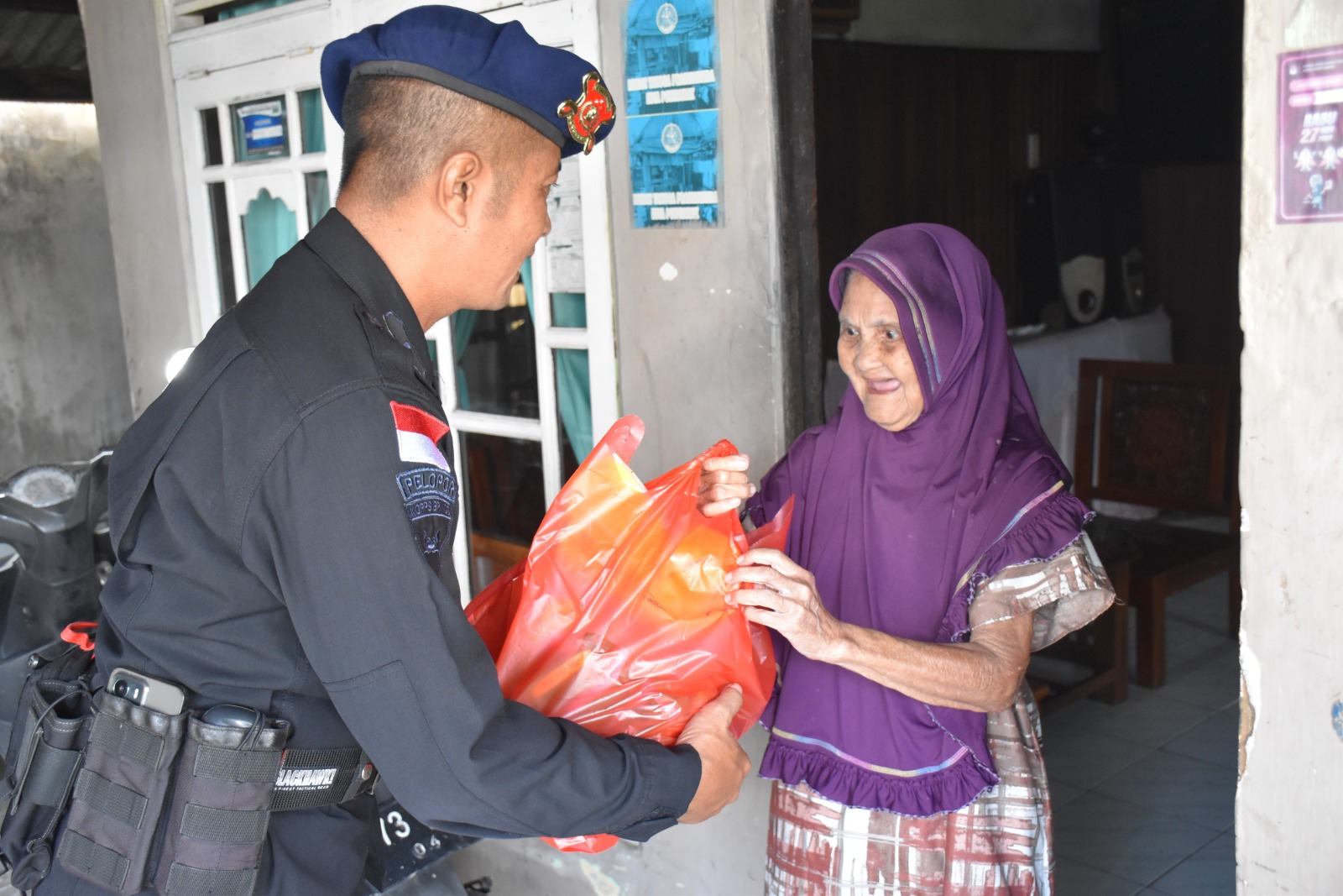 Satbrimob Polda Kalbar terus menunjukan kepeduliannya terhadap masyarakat melalui kegiatan Jum’at Berbagi