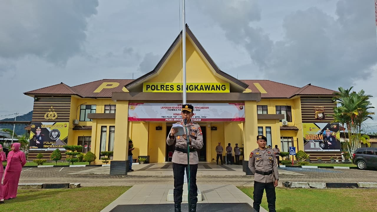 Momentum Kebanggaan, Polres Singkawang Gelar Upacara Kenaikan Pangkat Personel