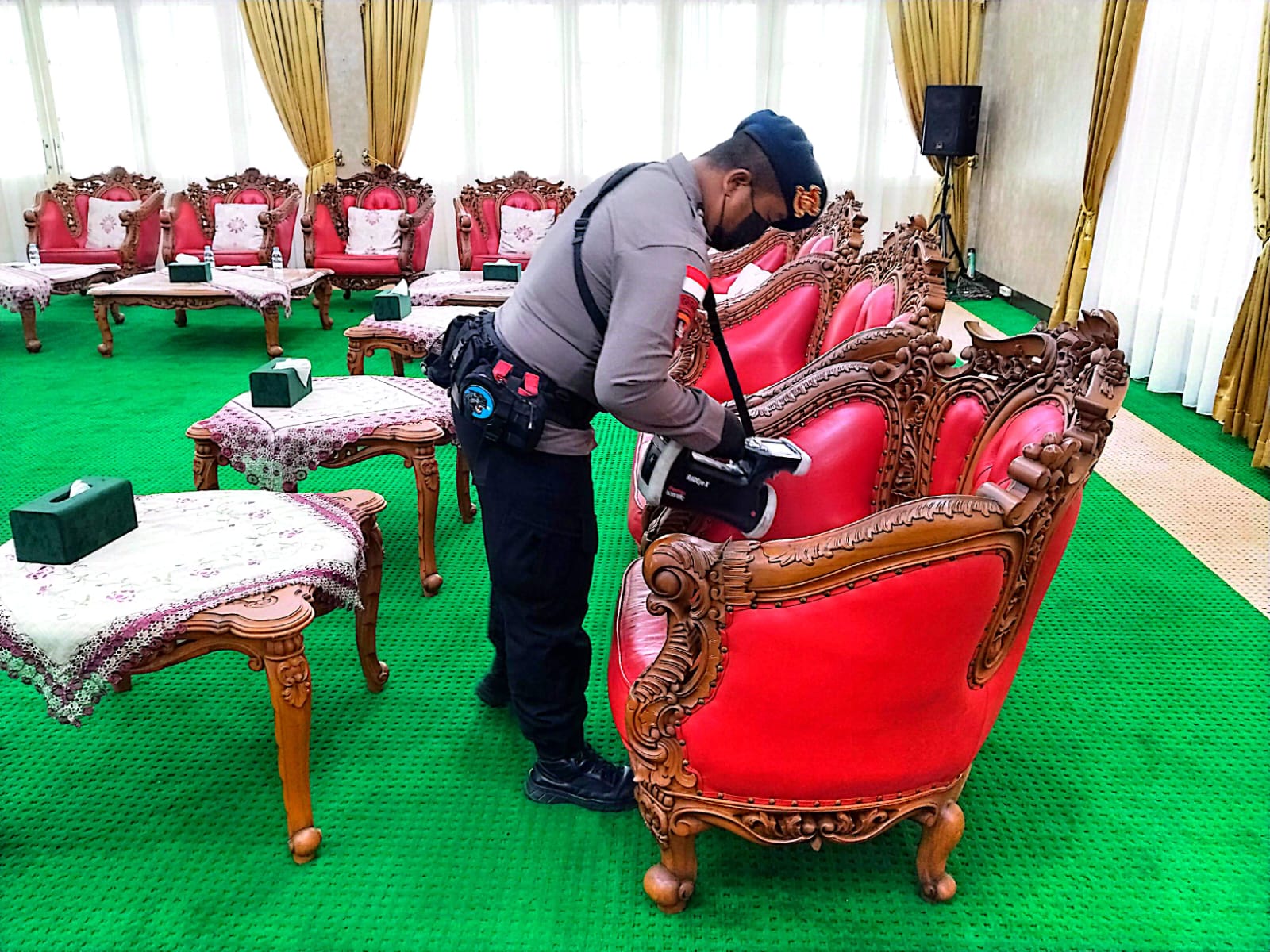 Satbrimob Polda Kalbar melaksanakan kegiatan sterilisasi dan pengamanan dalam rangka keberangkatan jamaah haji tahun 1447 H/2026