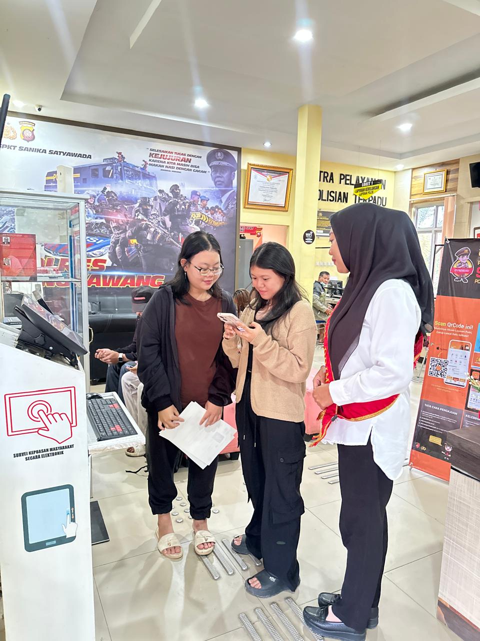 SENYUM,SAPA,SALAM ITULAH YANG DIBERIKAN KEPADA MASYARAKAT DI SPKT POLRES SINGKAWANG.