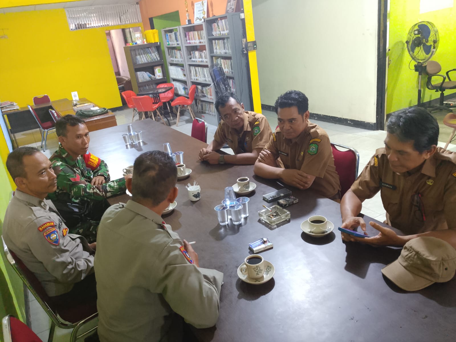 MENJALIN HUBUNGAN YANG BAIK,SATBINMAS POLRES SINGKAWANG SILATURAHMI KE KANTOR KELURAHAN MELAYU KOTA SINGKAWANG