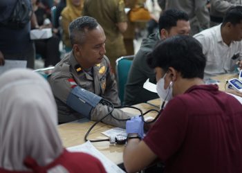 Satbrimob Polda Kalbar kembali menunjukkan kepeduliannya kepada masyarakat dengan berpartisipasi dalam kegiatan donor darah yang diselenggarakan oleh Bank Kalbar