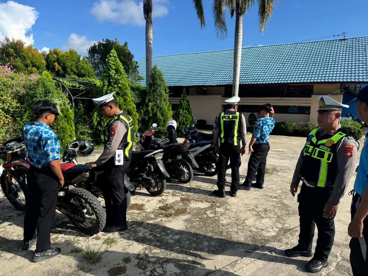 Penertiban Knalpot Brong di Lingkungan Sekolah, Sat Lantas Polres Kayong Utara Edukasi dan Tindak Pelanggaran